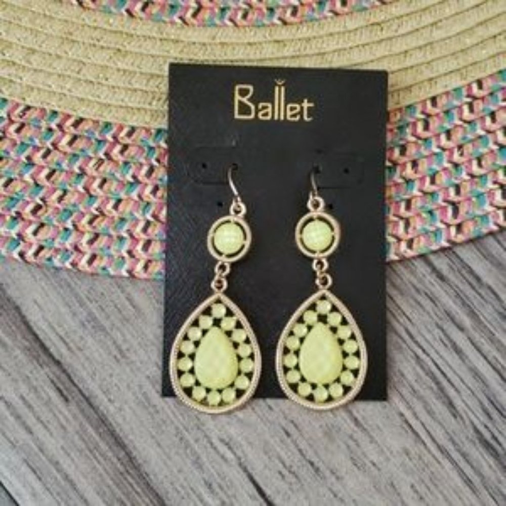 NEW Lime Green/Gold Tone Dangle Tear Drop Earrings - Picture 2 of 3